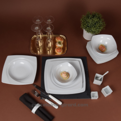 Plus communément appelée assiette de bienvenue ou sous assiette, elle peut être aussi utilisée comme assiette de table permettan