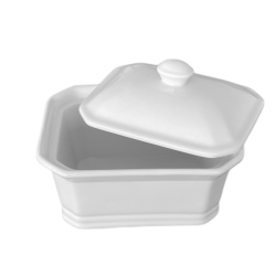 Terrine rectangulaire avec couvercle. Cette terrine en porcelaine sera idéale pour concevoir vos patés. De plus, grace à son jol