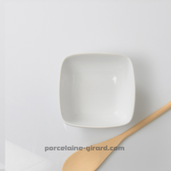 Design et élégant, ce saladier carré est idéal pour une mise en valeur soignée de vos plats sur le buffet, en présentation trait