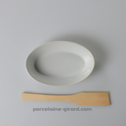 En porcelaine, il passe au four, au micro-ondes, et au lave-vaisselle./Polyvalent, fonctionnel et résistant, il maintient les pl
