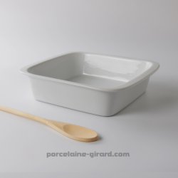 Ce plat à four rectangulaire aux formes traditionnelles, idéal pour toutes les cuissons permet de préparer des plats copieux pou
