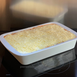 Ce plat à four rectangulaire aux formes traditionnelles, idéal pour toutes les cuissons permet de préparer des plats copieux pou