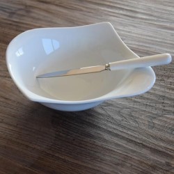 Ce bol est élégant grace à son inclinaison, adapté pour un usage quotidien. /Existe en deux tailles.