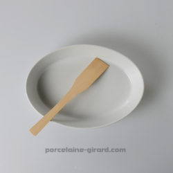Pour une cuisine saine et respectueuse des aliments, optez pour ce grand plat en porcelaine. De forme ovale, il sera parfait pou