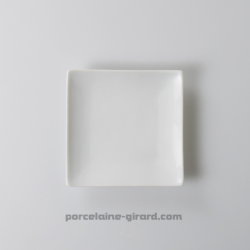 Esprit japonisant et forme contemporaine pour un repas chic et sobre./